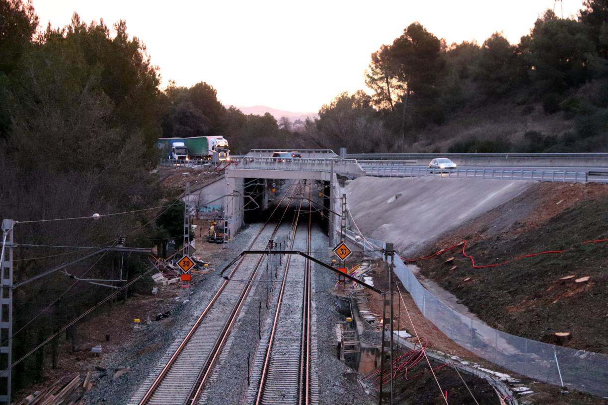 Un mes de l’accident de Gelida: un 25% menys d’usuaris a Rodalies, 700.000 moviments més al Metro i un 5% més de cotxes. ACN