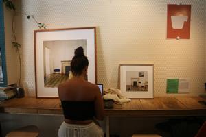 'Un museu fora del museu' porta una quarantena de peces de la Col·lecció MACBA a espais quotidians d'arreu de Catalunya. ACN