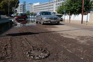 Un operari d'una grua retira un cotxe afectat pel temporal a Coma-ruga. ACN / Ariadna Escoda