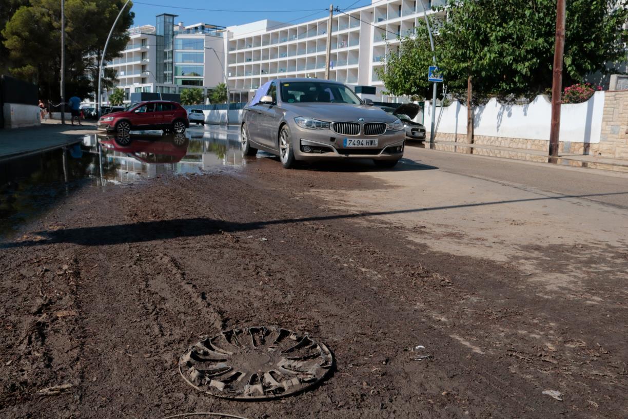 Un operari d'una grua retira un cotxe afectat pel temporal a Coma-ruga. ACN / Ariadna Escoda