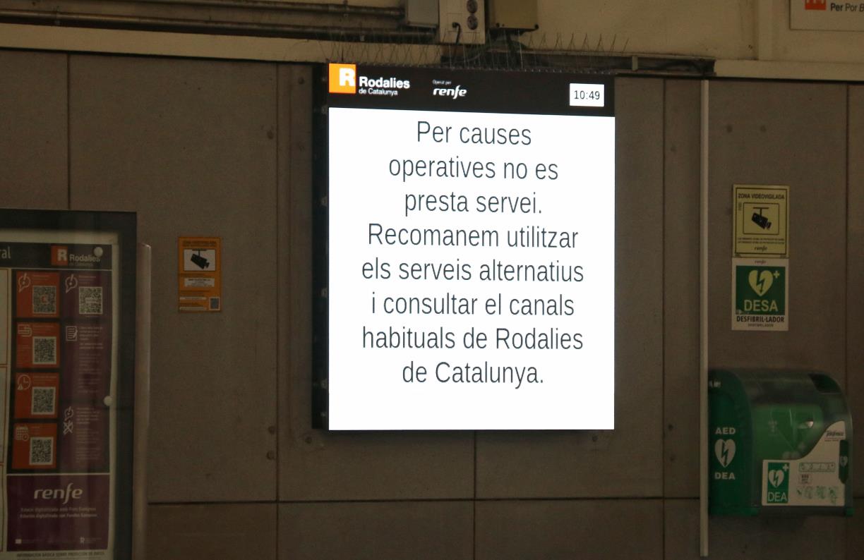 Un rètol de Rodalies a l'estació . ACN / Miquel Codolar