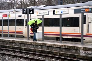 Un usuari que ha baixat del tren va a buscar l'autobus