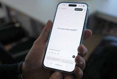 Un usuari utilitza la IA a través de ChatGPT . ACN / Guillem Roset