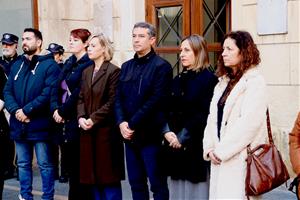 Una cinquantena de persones es concentren al Vendrell per condemnar el feminicidi de dimecres passat al municipi. ACN