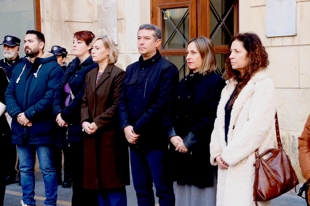 Una cinquantena de persones es concentren al Vendrell per condemnar el feminicidi de dimecres passat al municipi. ACN