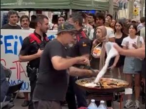 Una concentració força simpatitzants d’Aliança Catalana a marxar d’un dinar durant les festes d’Igualada. EIX