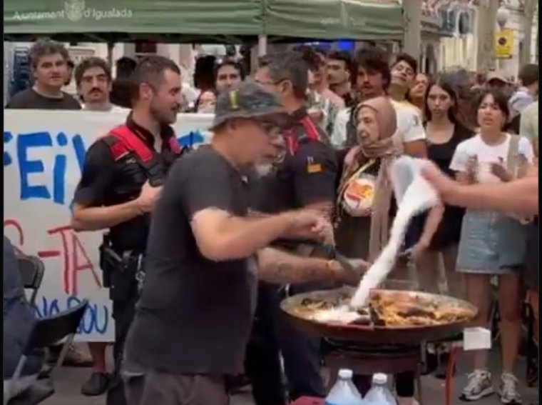 Una concentració força simpatitzants d’Aliança Catalana a marxar d’un dinar durant les festes d’Igualada. EIX