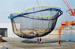 Una de les gàbies de la piscifactoria, a punt de ser traslladada al mar. Eix