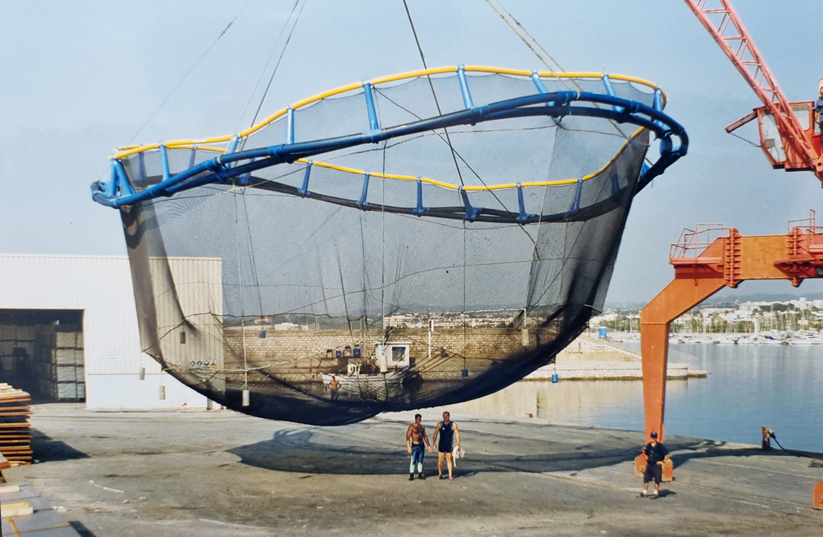 Una de les gàbies de la piscifactoria, a punt de ser traslladada al mar. Eix