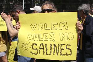 Una dona amb un cartell en contra de la calor a les aules . ACN / Blanca Blay