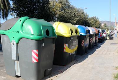 Una illa de contenidors de recollida d'escombraries del Vendrell. ACN / Gemma Sánchez