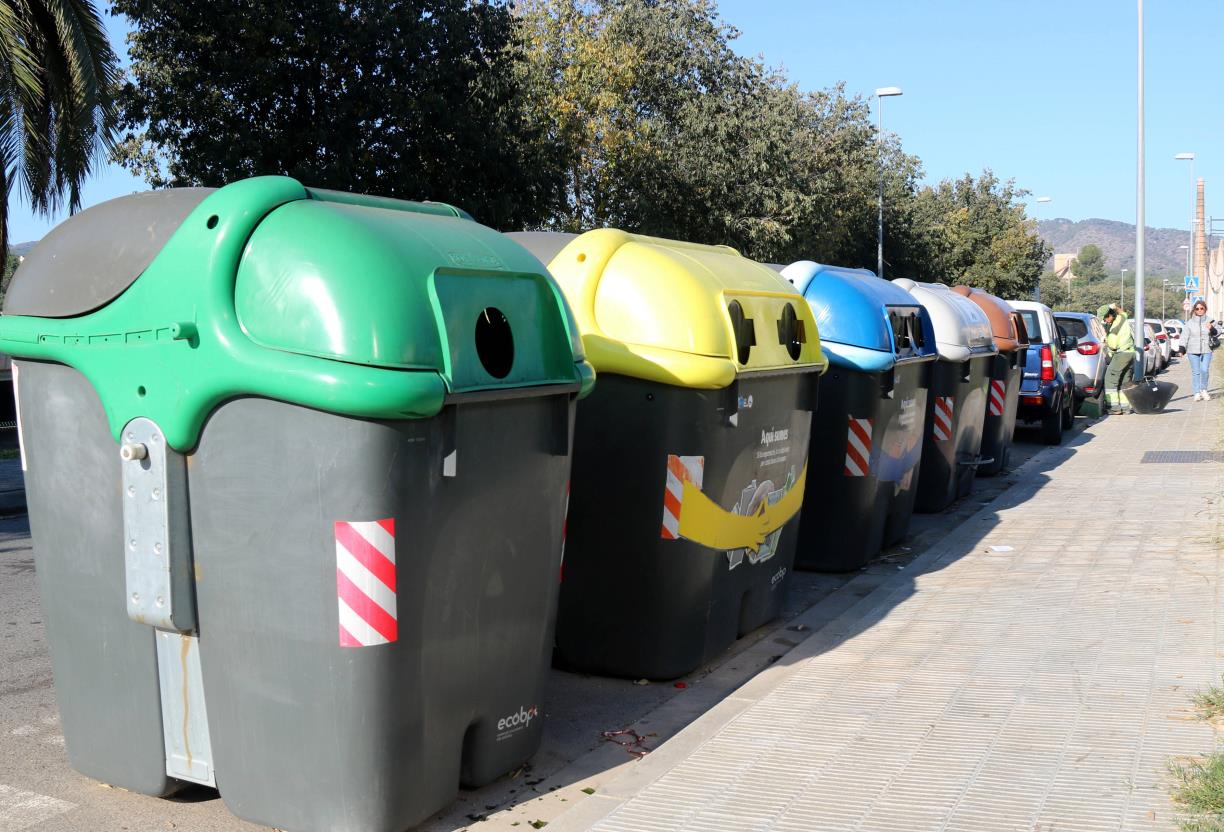 Una illa de contenidors de recollida d'escombraries del Vendrell. ACN / Gemma Sánchez