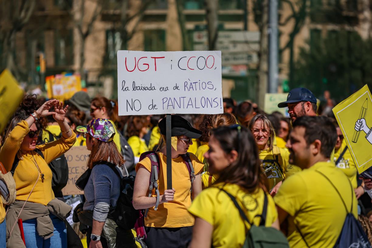 Una pancarta contra l'acord amb CCOO i UGT . ACN / Jordi Borràs