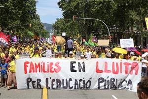 Una pancarta reivindica la lluita de famílies a favor de l'escola pública. ACN / Bernat Vilaró