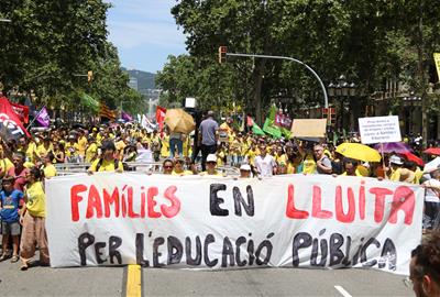 Una pancarta reivindica la lluita de famílies a favor de l'escola pública. ACN / Bernat Vilaró