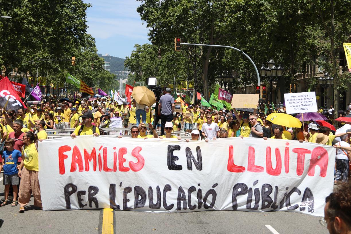 Una pancarta reivindica la lluita de famílies a favor de l'escola pública. ACN / Bernat Vilaró