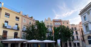 Una quarantena de veïns de la plaça de l'Ajuntament d'Igualada denuncien anys de soroll i reclamen mesures urgents. ACN