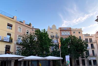 Una quarantena de veïns de la plaça de l'Ajuntament d'Igualada denuncien anys de soroll i reclamen mesures urgents. ACN