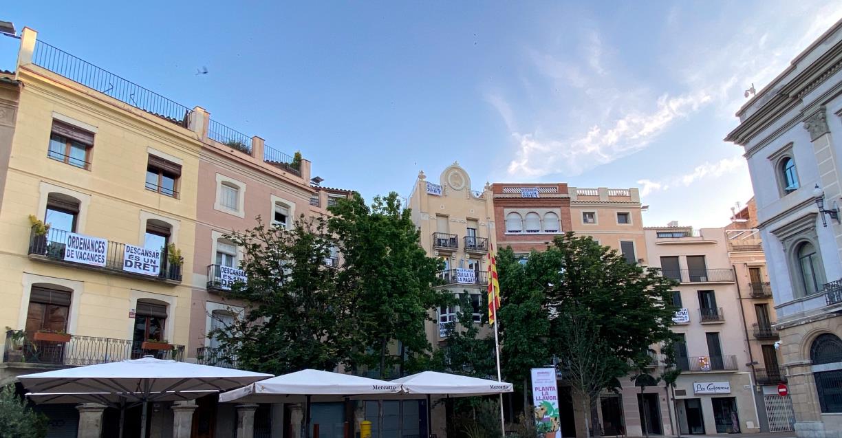 Una quarantena de veïns de la plaça de l'Ajuntament d'Igualada denuncien anys de soroll i reclamen mesures urgents. ACN
