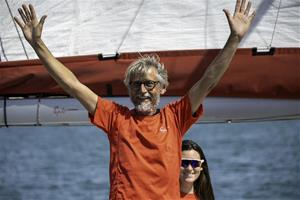 Una trentena de vaixells han sortit a rebre a l’intrèpid navegant davant de la Pasífae. Eix