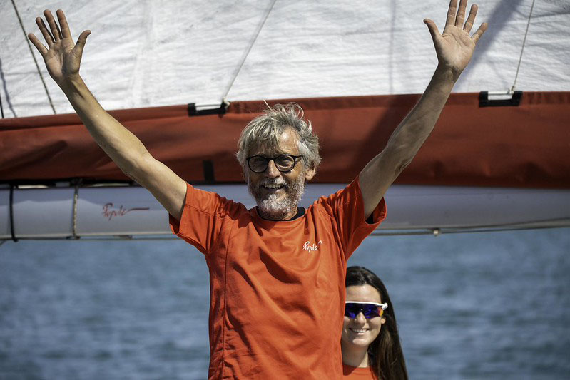 Una trentena de vaixells han sortit a rebre a l’intrèpid navegant davant de la Pasífae. Eix