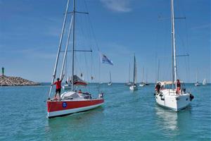 Una trentena de vaixells han sortit a rebre a l’intrèpid navegant davant de la Pasífae