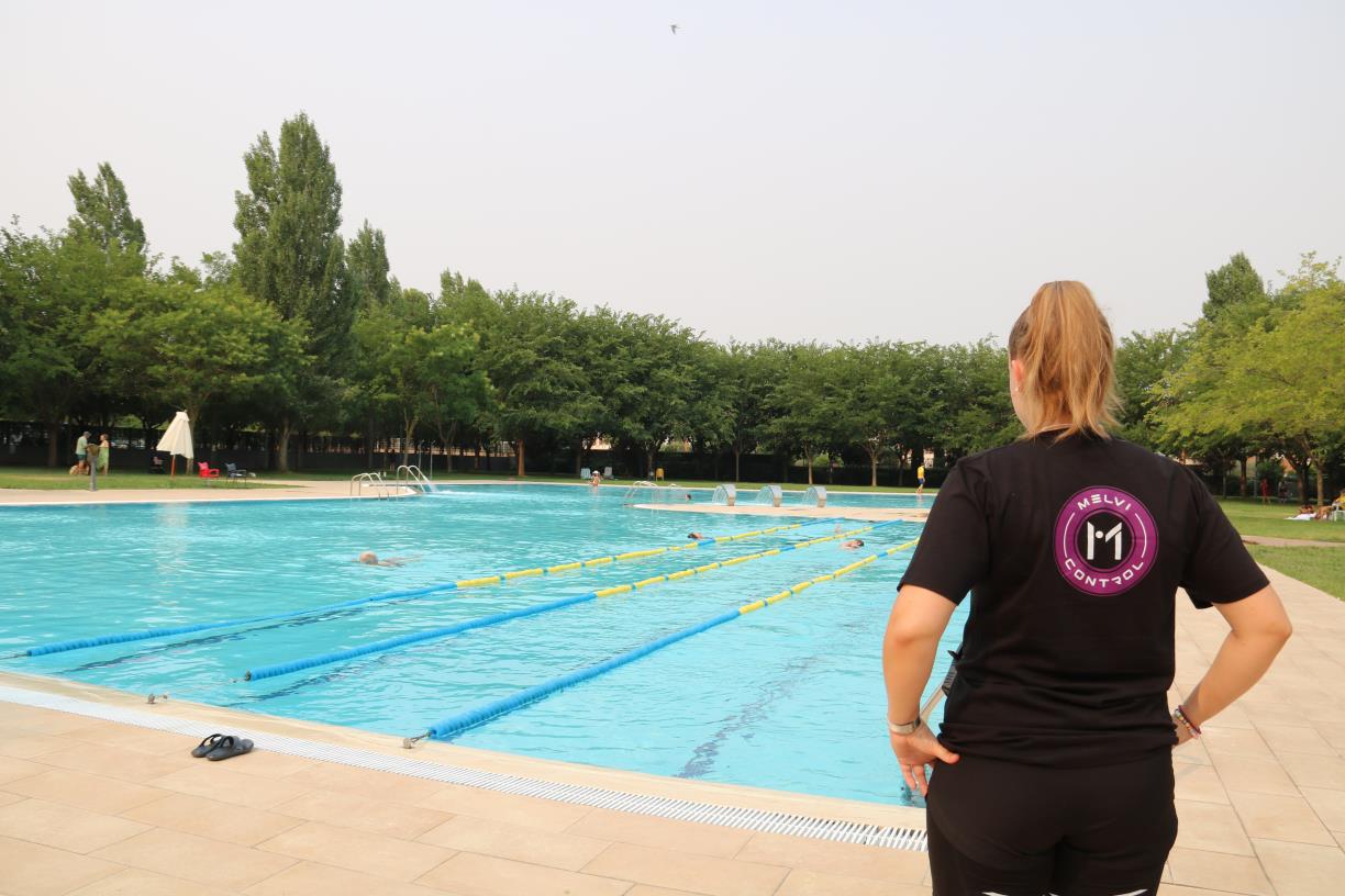 Una vigilant de seguretat vigila els banyistes d'una piscina. ACN / Alba Mor
