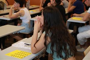 Universitats impulsa una campanya per reduir l'estrès i promoure el benestar emocional dels estudiants que faran les PAU. ACN