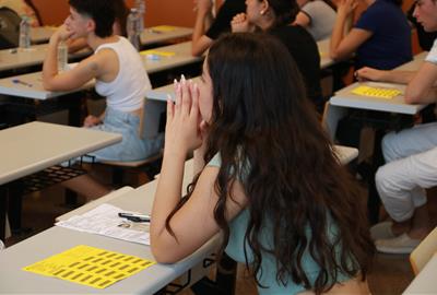 Universitats impulsa una campanya per reduir l'estrès i promoure el benestar emocional dels estudiants que faran les PAU. ACN