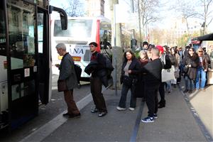 Usuaris agafant un bus e15 cap a Vilanova i la Geltrú a la Gran Via de Barcelona . ACN / Jordi Bataller