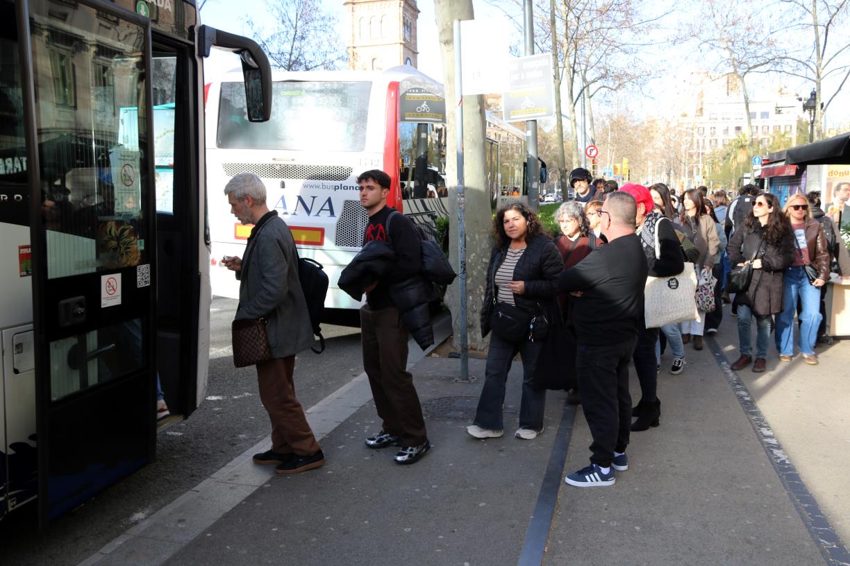 Usuaris agafant un bus e15 cap a Vilanova i la Geltrú a la Gran Via de Barcelona . ACN / Jordi Bataller