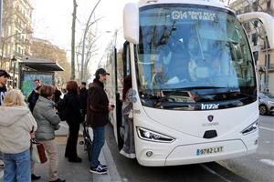 Usuaris agafant un bus e15 cap a Vilanova i la Geltrú a la Gran Via de Barcelona 