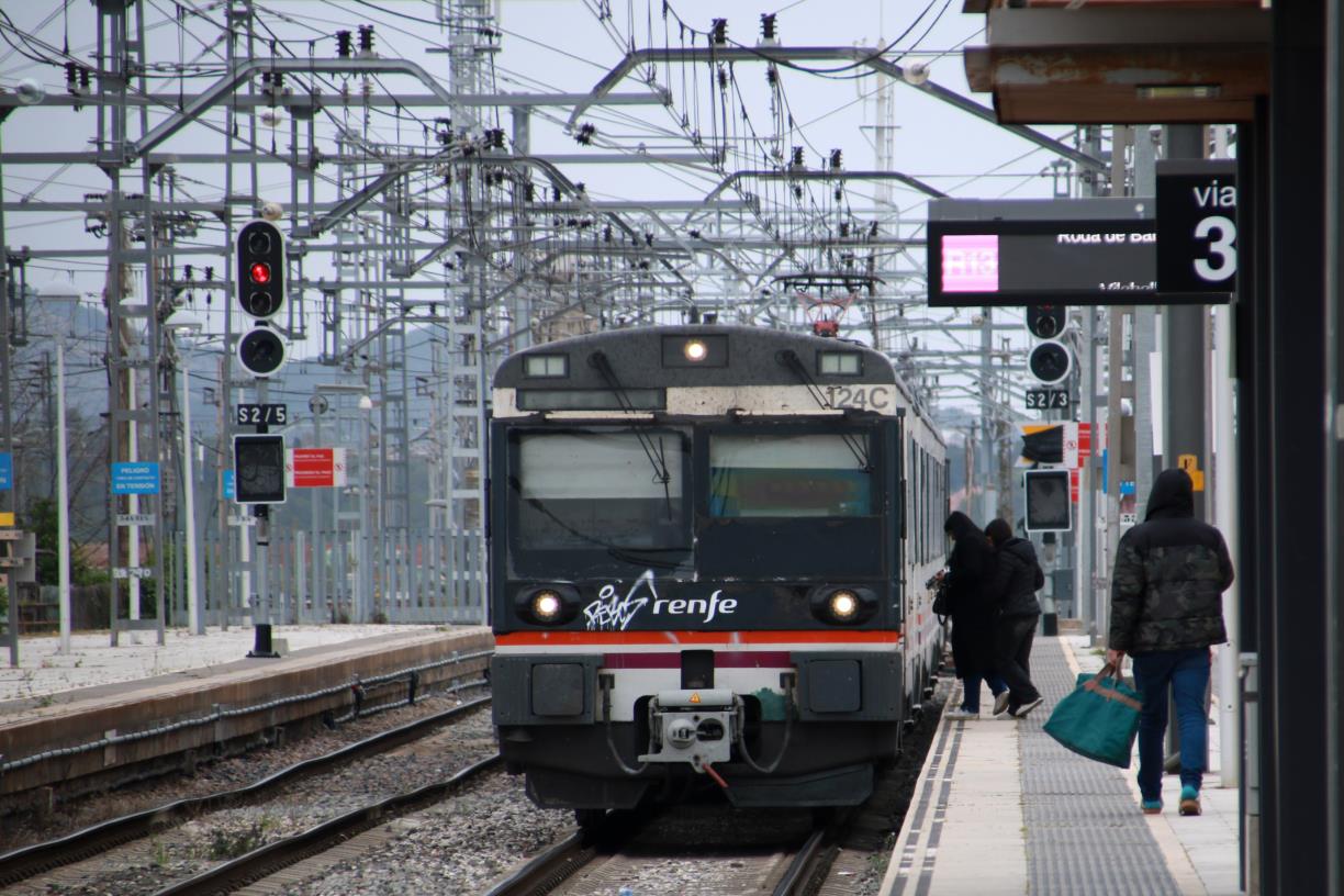 Usuaris agafant un tren a l'estació de Sant Vicenç de Calders. ACN / Mar Rovira