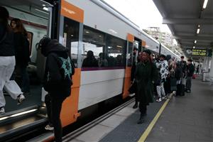 Usuaris de l'R15 pugen al tren a Tarragona abans de l'anunci de cancel·lació dels trajectes de Rodalies. Ariadna Escoda