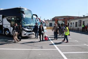 Usuaris de Renfe arran de les obres del túnel del Garraf a l'estació de Sant Vicenç de Calders . ACN