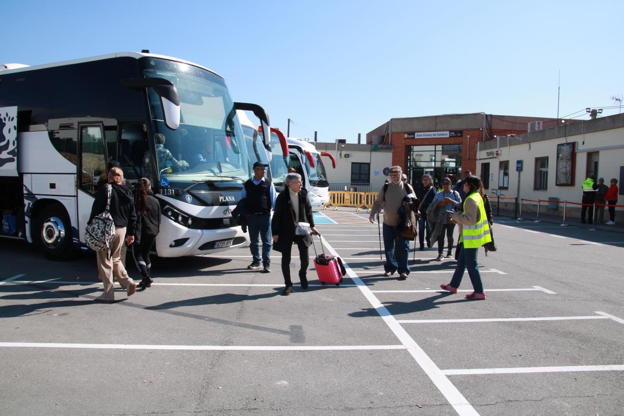 Usuaris de Renfe arran de les obres del túnel del Garraf a l'estació de Sant Vicenç de Calders . ACN