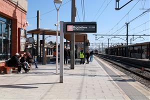 Usuaris de Renfe arran de les obres del túnel del Garraf a l'estació de Sant Vicenç de Calders 