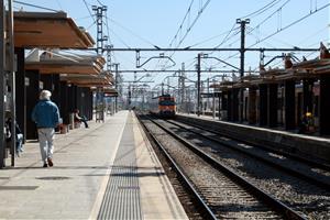 Usuaris de Renfe arran de les obres del túnel del Garraf a l'estació de Sant Vicenç de Calders 