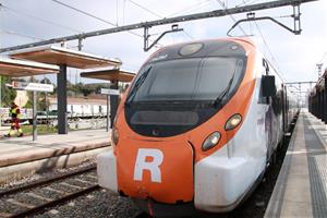 Usuaris de Renfe arran de les obres del túnel del Garraf a l'estació de Sant Vicenç de Calders 