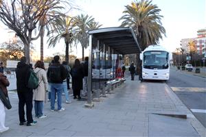 Usuaris del transport públic de Sitges esperen l'autobús per anar cap a Barcelona el primer dia de les obres del túnel del Garraf. ACN / Miquel Codola