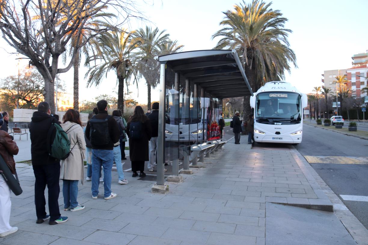Usuaris del transport públic de Sitges esperen l'autobús per anar cap a Barcelona el primer dia de les obres del túnel del Garraf. ACN / Miquel Codola