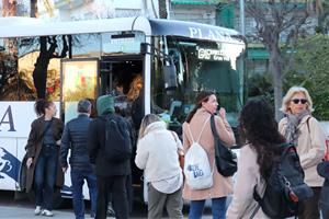 Usuaris del transport públic de Sitges esperen l'autobús per anar cap a Barcelona el primer dia de les obres del túnel del Garraf