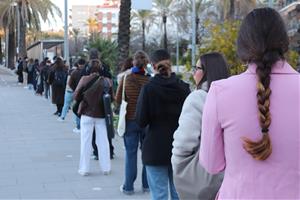Usuaris del transport públic de Sitges esperen l'autobús per anar cap a Barcelona el primer dia de les obres del túnel del Garraf