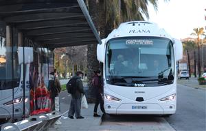 Usuaris del transport públic de Sitges esperen l'autobús per anar cap a Barcelona el primer dia de les obres del túnel del Garraf
