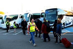 Usuaris fent cua per pujar als autobusos habilitats a Sant Vicenç de Calders