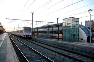 Usuaris fent cua per pujar als autobusos habilitats a Sant Vicenç de Calders