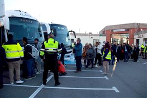 Usuaris fent cua per pujar als autobusos habilitats en el Pla Alternatiu de Transport. ACN / Mar Rovira
