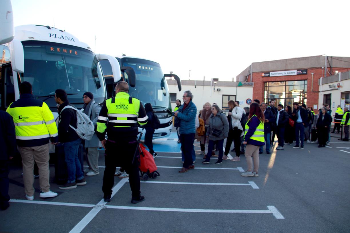 Usuaris fent cua per pujar als autobusos habilitats en el Pla Alternatiu de Transport. ACN / Mar Rovira