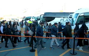 Usuaris fent cua per pujar als autobusos habilitats en el Pla Alternatiu de Transport