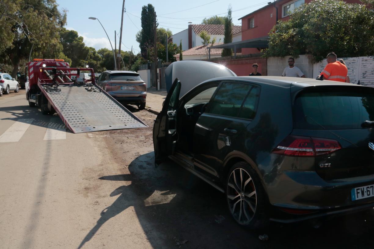 Veïns i visitants de Coma-ruga s'afanyen per recuperar la normalitat mentre avaluen els danys materials de l'aiguat. ACN